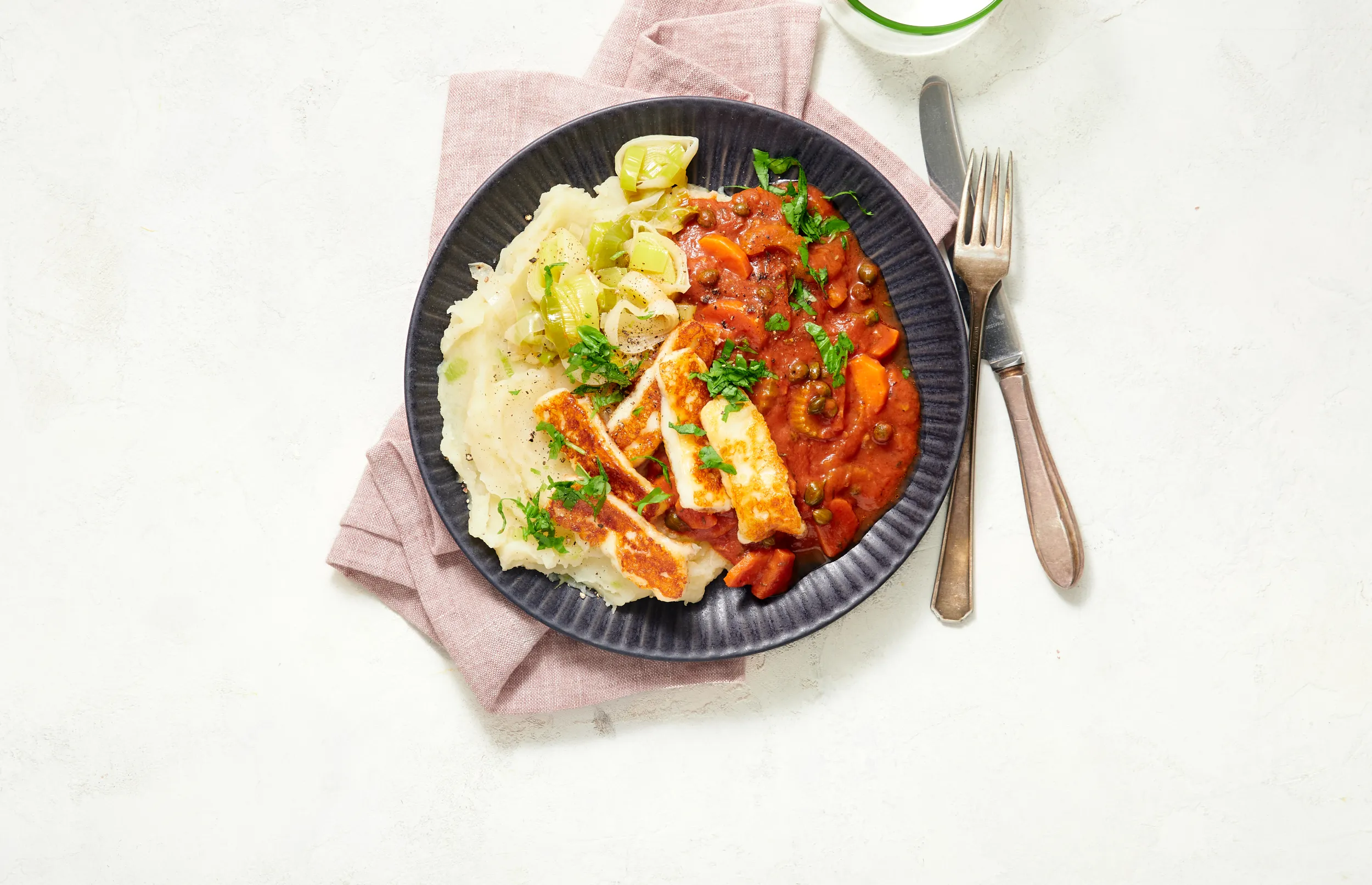 Hollandse haloemi met arrabbiata saus, puree, gesmoorde prei en ...